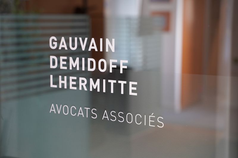Porte vitrée gravée « Gauvain Demidoff Lhermitte, avocats associés »