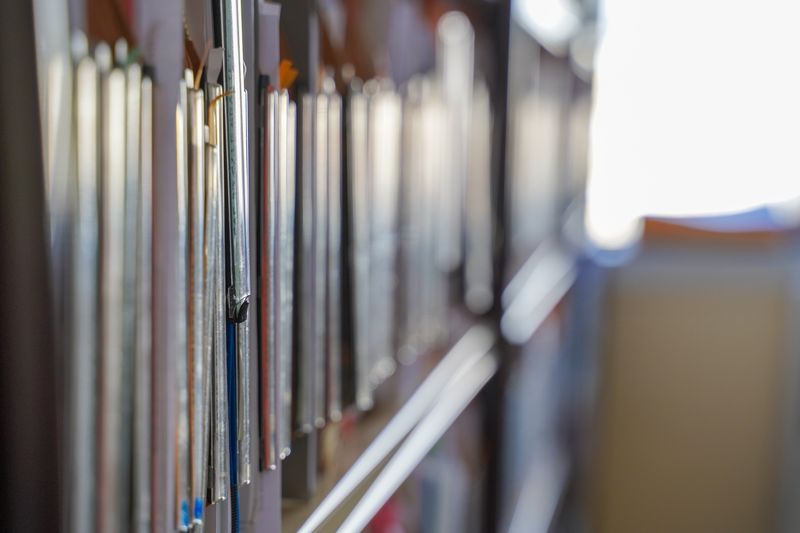 Tranches de dossiers d'archives à la lumière d'une fenêtre