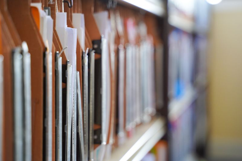 Dossiers d'archives rangés sur une étagère