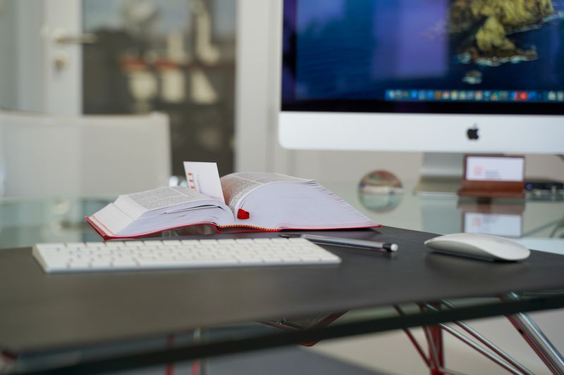 Bureau du cabinet : code ouvert devant l'ordinateur